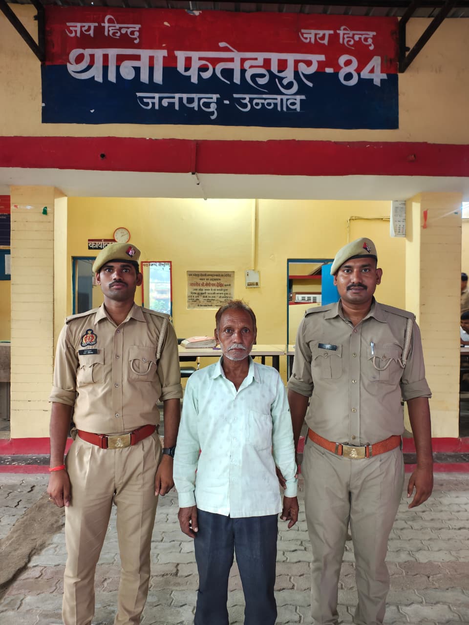 उन्नाव में जमीन की धोखाधड़ी का आरोपी गिरफ्तार, कूटरचित दस्तावेज से कराई थी रजिस्ट्री उन्नाव के फतेहपुर चौरासी थाना क्षेत्र में जमीन की धोखाधड़ी के मामले में पुलिस ने वांछित आरोपी को गिरफ्तार किया है। पुलिस के मुताबिक, आरोपी पर कूटरचित दस्तावेज तैयार कराकर जमीन की रजिस्ट्री कराने का आरोप है। मामले में ग्राम सराय निवासी नबी हसन की तहरीर पर 15 अगस्त 2026 को थाना फतेहपुर चौरासी में मुकदमा संख्या 261/2026 दर्ज किया गया था। इसमें धोखाधड़ी और कूटरचित दस्तावेजों से संबंधित BNS की धाराओं में कार्रवाई की गई थी। पुलिस ने मामले में वांछित आरोपी परसू पुत्र केशव (46 वर्ष) निवासी ग्राम सराय मजरा पतौली को 10 सितंबर को ग्राम सराय मजरा पतौली से गिरफ्तार किया। कार्रवाई उपनिरीक्षक बाबूराम ने पुलिस टीम के साथ की। गिरफ्तारी के बाद आरोपी को न्यायालय के समक्ष पेश किया गया।