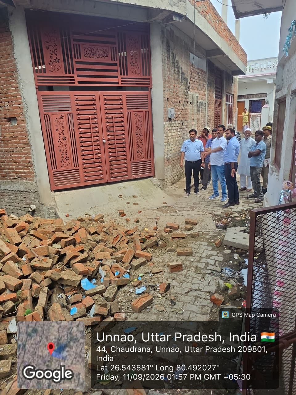 उन्नाव में जर्जर इमारतों पर प्रशासन की सख्ती बढ़ गई है। कैथियाना मोहल्ले में करीब 100 साल पुराने जर्जर मकान को नगर मजिस्ट्रेट मनोज कुमार सिंह, नगर पालिका जेई और पुलिस की मौजूदगी में मजदूरों से ध्वस्त कराया गया। दिल्ली हादसे के बाद प्रशासन सुरक्षा को लेकर अलर्ट है।