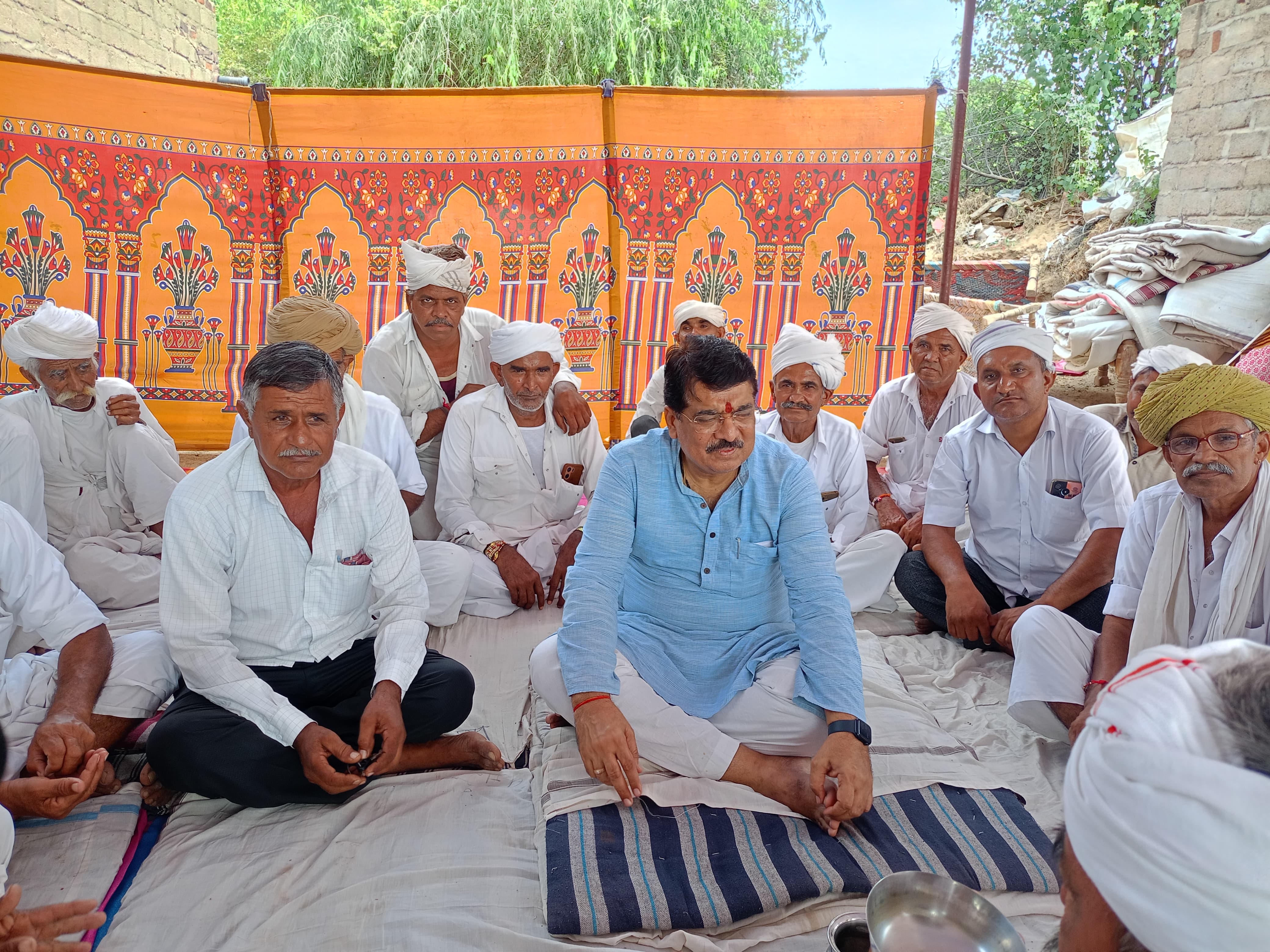 भीनमाल विधायक माननीय डॉ साहब समरजीत सिंह जी का द्वारा दामण में सुथार मोहब्ताजी के माताजी निधन के आयोजित शोकाकुल में शामिल होकर श्रद्धांजलि अर्पित की