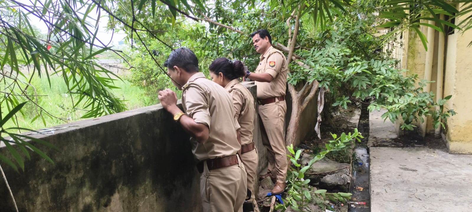 उन्नाव में मामा की हत्या, भांजा गिरफ्तार उन्नाव की डूडा कॉलोनी में 42 वर्षीय दीप नारायण पांडेय उर्फ छोटू पांडेय की हत्या से सनसनी फैल गई। मृतक स्व. ओम नारायण पांडेय के पुत्र थे और बैटरी रिक्शा चलाते थे। वह तीन बहनों में इकलौते भाई थे। परिजनों के अनुसार, हत्या का आरोप उनके भांजे उमंग त्रिपाठी पर है। सूचना पर पहुंची सदर कोतवाली पुलिस ने शव को कब्जे में लेकर पोस्टमार्टम के लिए भेजा। पुलिस ने आरोपी उमंग त्रिपाठी को गिरफ्तार कर लिया है। मामले में पुलिस ने जांच शुरू कर दी है और आगे की कानूनी कार्रवाई की जा रही है।