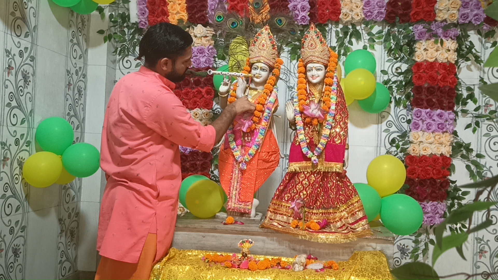 राधाष्टमी पर पूर्णा देवी धाम में राधा रानी का विशेष श्रृंगार, दोपहर में होगी पूजा उन्नाव। राधाष्टमी के पावन अवसर पर उन्नाव बाईपास स्थित पूर्णा देवी धाम में राधा रानी का विशेष श्रृंगार किया गया। मंदिर में सुबह से ही भक्तिमय माहौल बना हुआ है। राधा रानी को आकर्षक वस्त्रों, आभूषणों और फूलों से सजाया गया। विशेष श्रृंगार के बाद श्रद्धालुओं ने राधा रानी के दर्शन कर पूजा-अर्चना की।