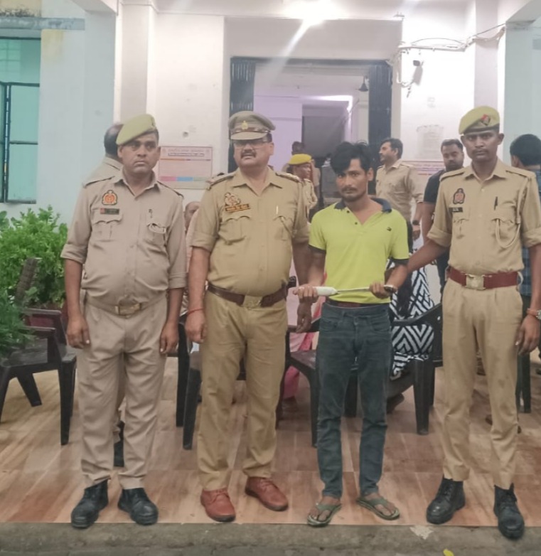 उन्नाव में हत्या के आरोपी को गिरफ्तार किया गया। डूडा कॉलोनी में घरेलू विवाद के चलते 42 वर्षीय दीप नारायण पांडेय उर्फ छोटू की हत्या हुई थी। सदर कोतवाली पुलिस ने आरोपी भांजे उमंग त्रिपाठी को गिरफ्तार कर घटना में प्रयुक्त बांका बरामद किया। आरोपी को न्यायालय भेजा गया।