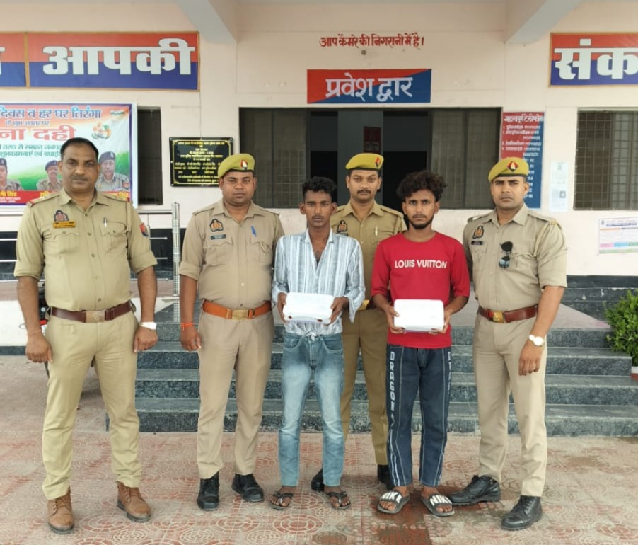 उन्नाव के दही थाना पुलिस ने मुर्तजानगर मोड़ के पास दो युवकों को गिरफ्तार किया। पुलिस के मुताबिक, साहिल और मिथलेश धानुक उर्फ बऊवा के कब्जे से दो .315 बोर अवैध तमंचे और दो जिंदा कारतूस बरामद हुए। दोनों के खिलाफ आर्म्स एक्ट में मुकदमा दर्ज कर न्यायालय में पेश किया गया।