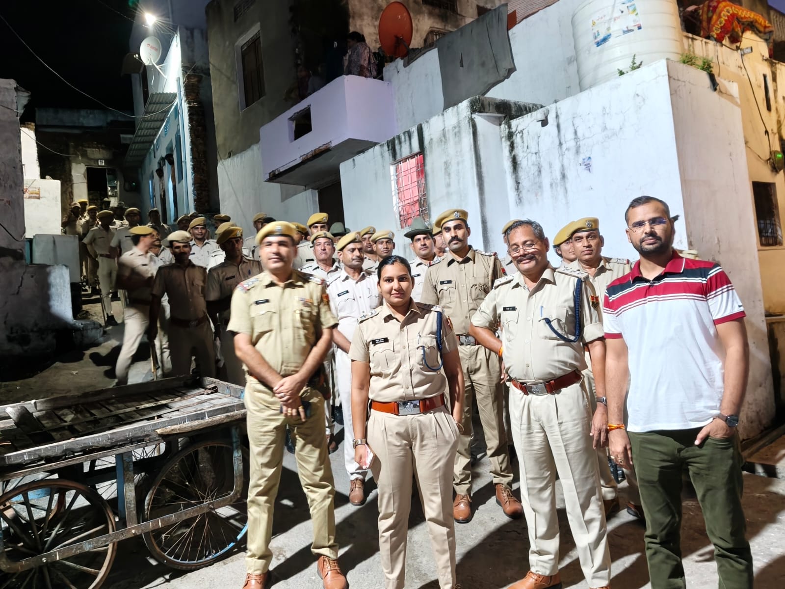 कस्बा जहाजपुर में कल दिनांक 22/09/2026 को जलझूलनी एकादशी के अवसर पर निकलने वाले बेवाणो को मध्य नजर कस्बे के संवेदनशील व अतिसंवेदनशील इलाकों में श्रीमान अतिरिक्त पुलिस अधीक्षक महोदया शाहपुरा, उपखंड अधिकारी महोदय जहाजपुर, वृताधिकारी महोदय जहाजपुर, थानाधिकारी जहाजपुर सहित जाप्ता द्वारा फ्लैग मार्च निकाला गया लोगों से शान्ति पूर्वक त्योहार मनाने व साम्प्रदायिक सौहार्द बनाए रखने हेतु अपील की गई।