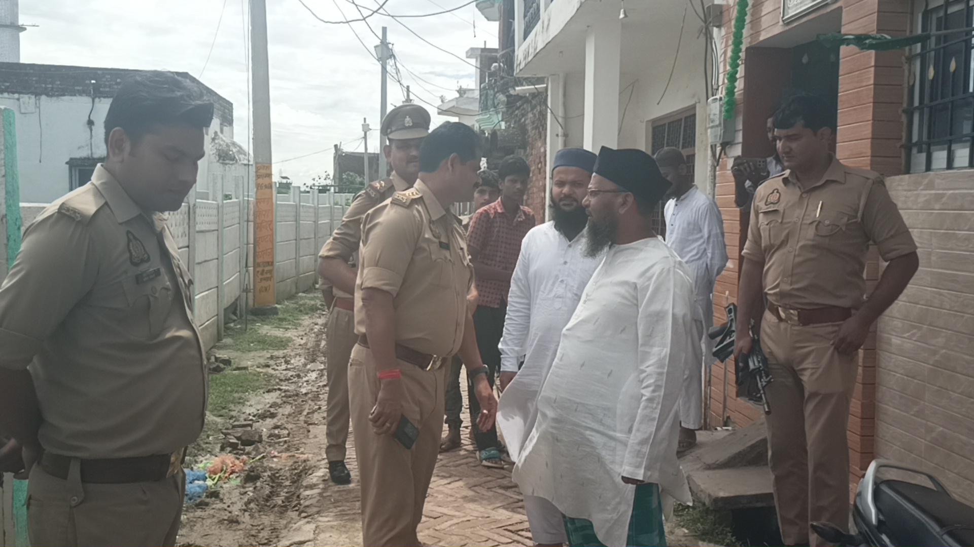 उन्नाव में आज गौसिया जुलूस को लेकर शहर काजी ने लोगों से शांति और भाईचारा बनाए रखने की अपील की। उन्होंने कहा कि हिंदू हो या मुस्लिम, दोनों के त्योहार हिंदुस्तान के त्योहार हैं। सभी समुदाय आपसी सौहार्द और सम्मान के साथ त्योहार मनाएं।