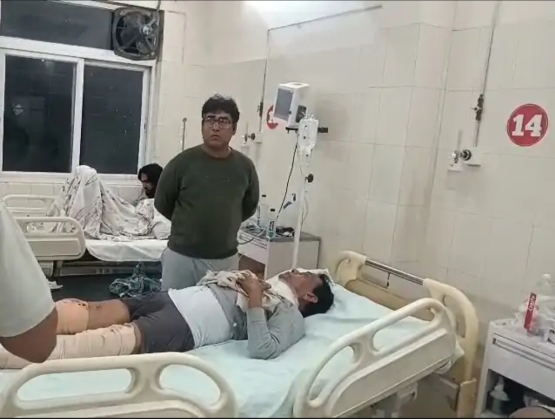 उन्नाव के सिकंदरपुर सरोसी गांव में शुक्रवार रात डीजल विक्रेता नरेश कुमार जैसवाल पर चाकू से हमला कर करीब 50-60 हजार रुपये लूटने का आरोप लगा है। घायल नरेश को जिला अस्पताल में भर्ती कराया गया। पीड़ित ने घर के सामने रहने वाले युवक शहबान पर आरोप लगाया है। पुलिस जांच में जुटी है।