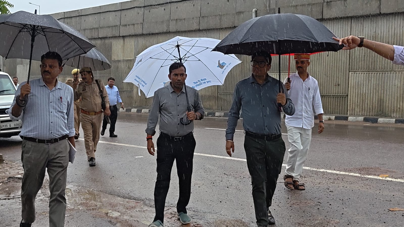 उन्नाव में लगातार 36 घंटे से हो रही बारिश के बीच डीएम घनश्याम मीना ने कई जलभराव वाले क्षेत्रों का निरीक्षण किया। उन्होंने पंपिंग सेट, साकिंग मशीन और सफाई व्यवस्था की जानकारी ली। अधिकारियों को तत्काल जल निकासी और नालों की सफाई के निर्देश दिए। लोगों से जरूरत पर ही घर से निकलने की अपील की।