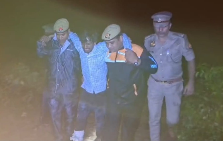 उन्नाव में हत्या के प्रयास के आरोपी शहबान को पुलिस ने मुठभेड़ के बाद गिरफ्तार किया। नादाखेड़ा में घेराबंदी के दौरान आरोपी ने पुलिस पर फायरिंग की। जवाबी कार्रवाई में पैर में गोली लगी। कब्जे से 315 बोर का तमंचा, खोखा और जिंदा कारतूस बरामद हुआ।
