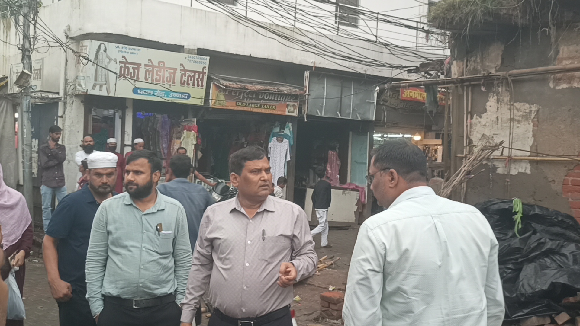 उन्नाव के धवन रोड स्थित दादमिया चौराहे के पास रविवार को जर्जर मकान का छज्जा अचानक गिर गया। सूचना पर सिटी मजिस्ट्रेट मनोज सिंह मौके पर पहुंचे और निरीक्षण किया। मकान मालिक आशीष शुक्ला को पूर्व में जर्जर भवन को लेकर नोटिस दिया जा चुका था। हादसे में जनहानि नहीं हुई।