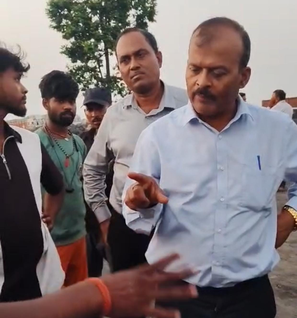 *ND NEWS 24 | हजारीबाग | झारखंड* *दिनांक: 28 सितंबर 2026* *CCL चंद्रगुप्त MDO सु श्री इंफ्रा कंपनी की मनमानी से त्रस्त पचड़ा पंचायत के ग्रामीण* *नायखाप, जोरदाग, चटीबरियातू के ग्रामीणों का आरोप - नहीं सुन रहे GM साहब, आवाज उठाने पर फर्जी केस की धमकी* *हजारीबाग (प्रतिनिधि):* पचड़ा पंचायत के नायखाप, जोरदाग और सिझवा गांवों के ग्रामीण सीसीएल चंद्रगुप्त MDO सु श्री इंफ्रा लिमिटेड की मनमानी से परेशान हैं। ग्रामीणों ने आरोप लगाया है कि कंपनी के GM साहब का मनोबल बढ़ गया है। वे ग्रामीणों की शिकायतों को सुनने को तैयार नहीं हैं और कंपनी अपना मनमानी कर रही है। *ग्रामीणों का कहना है:* जब कोई ग्रामीण अपनी आवाज उठाता है तो कंपनी उसे दबा देती है और बोलती है कि फर्जी केस कर देंगे। फिर आदमी कहां जाए? ग्रामीणों ने बताया कि कोयला खनन के दौरान लगातार नियमों का उल्लंघन किया जा रहा है। धूल और प्रदूषण से गांव के लोग बीमार पड़ रहे हैं, खेती की जमीन बर्बाद हो रही है, और स्थानीय लोगों को रोजगार नहीं मिल रहा है। कई बार कंपनी कार्यालय जाकर ज्ञापन देने के बावजूद कोई सुनवाई नहीं हुई। *जनप्रतिनिधि नहीं सुन रहे