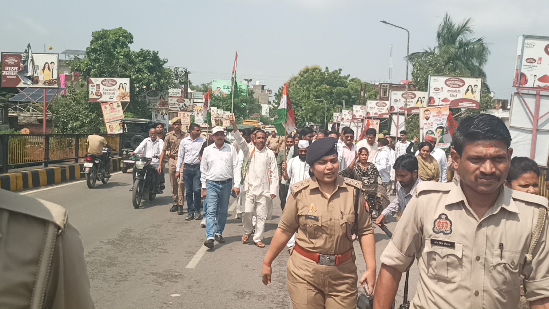 उन्नाव। सदर क्षेत्र में कांग्रेस जिलाध्यक्ष सुरेंद्र कुशवाहा के नेतृत्व में कार्यकर्ताओं ने SIR के विरोध में प्रदर्शन किया। कांग्रेस ने मतदाता सूची में कथित हेरफेर का आरोप लगाते हुए मुख्य चुनाव आयुक्त ज्ञानेश कुमार के इस्तीफे और मामले की निष्पक्ष जांच की मांग की। कार्यकर्ताओं ने केंद्र सरकार व चुनाव आयोग के खिलाफ नारेबाजी की। और ज्ञानेश कुमार का पुतला फूंकने की कोशिश की
