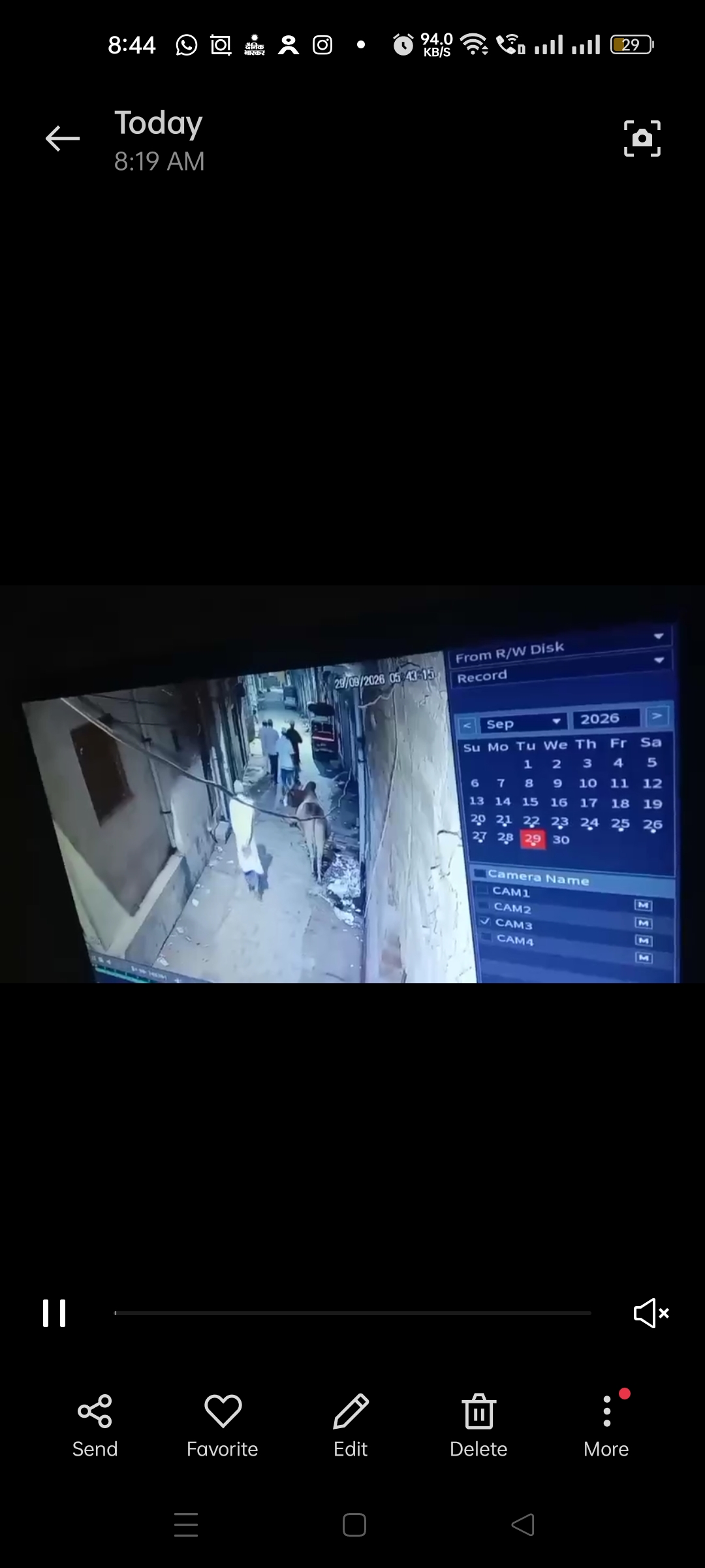 उन्नाव के अहमदनगर में नमाज पढ़कर लौट रहे 80 वर्षीय जान मोहम्मद को आवारा जानवर ने टक्कर मार दी। गंभीर हालत में कानपुर रेफर किया गया, जहां इलाज के दौरान उनकी मौत हो गई। हादसे का CCTV फुटेज वायरल है। परिजनों ने बिना पोस्टमार्टम अंतिम संस्कार कर दिया।