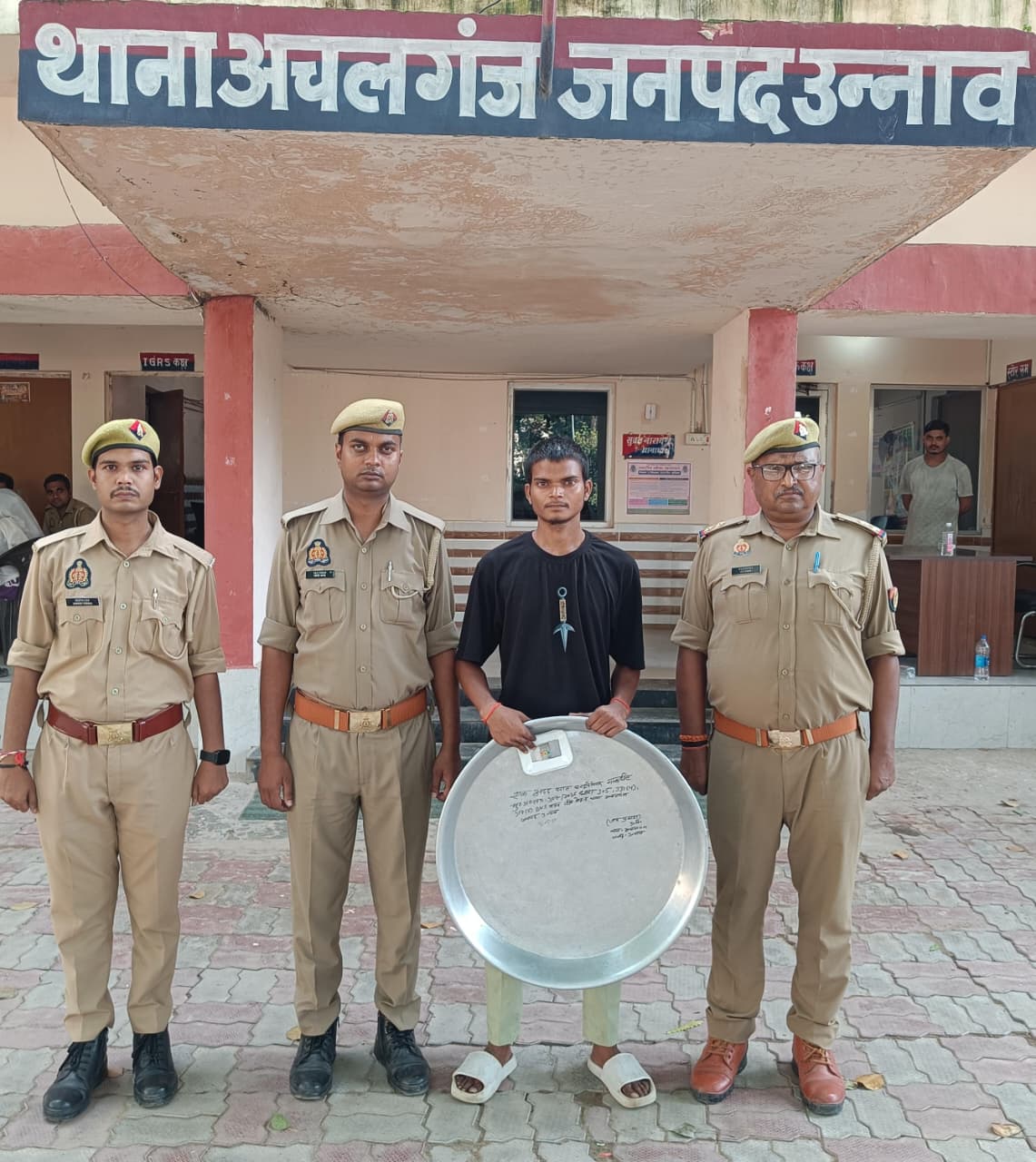 उन्नाव के अचलगंज थाना पुलिस ने चोरी के मामले में 19 वर्षीय शिव मोहन को गिरफ्तार किया। पुलिस ने उसके कब्जे से चोरी की एल्यूमीनियम की परात बरामद की। आरोपी के खिलाफ अचलगंज और बीघापुर थानों में कई मुकदमे दर्ज हैं। पुलिस ने आरोपी को न्यायालय के समक्ष पेश किया।