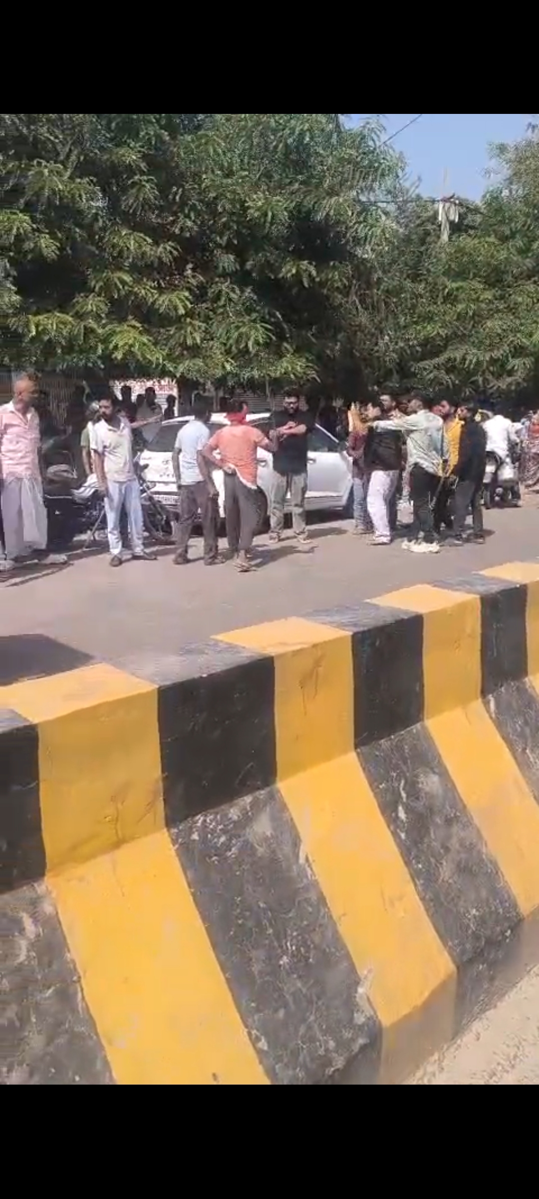 AC के पाइप को लेकर विवाद, दो पक्षों में जमकर मारपीट; मामा कपड़े वाले राम तनेजा और पुत्र घायल उन्नाव। जिले में एसी के पाइप को लेकर शुरू हुआ विवाद देखते ही देखते मारपीट में बदल गया। टीकर गांव में दो पक्षों के बीच जमकर लाठी-डंडे चले। आरोप है कि एक पक्ष ने मामा कपड़े वाले राम तनेजा और उनके पुत्र पर डंडों से हमला कर दिया, जिसमें दोनों गंभीर रूप से घायल हो गए। बताया जा रहा है कि एसी के पाइप को लेकर विवाद की शुरुआत हुई थी। इसी दौरान टीकर ग्राम प्रधान राजेंद्र यादव से कहासुनी हो गई। विवाद बढ़ने पर दोनों पक्ष आमने-सामने आ गए और मारपीट शुरू हो गई। घटना के दौरान लाठी-डंडों का इस्तेमाल किए जाने से मौके पर अफरा-तफरी मच गई। मारपीट में राम तनेजा और उनके पुत्र को चोटें आई हैं। परिजनों ने घायलों को उपचार के लिए अस्पताल पहुंचाया, जहां उनका इलाज कराया जा रहा है। घटना की जानकारी मिलने पर पुलिस ने मामले की जांच शुरू कर दी है। दोनों पक्षों से मिली शिकायत और घटना के दौरान हुए विवाद के कारणों की जांच की जा रही है। पुलिस का कहना है कि जांच के आधार पर आगे की कार्रवाई की जाएगी।