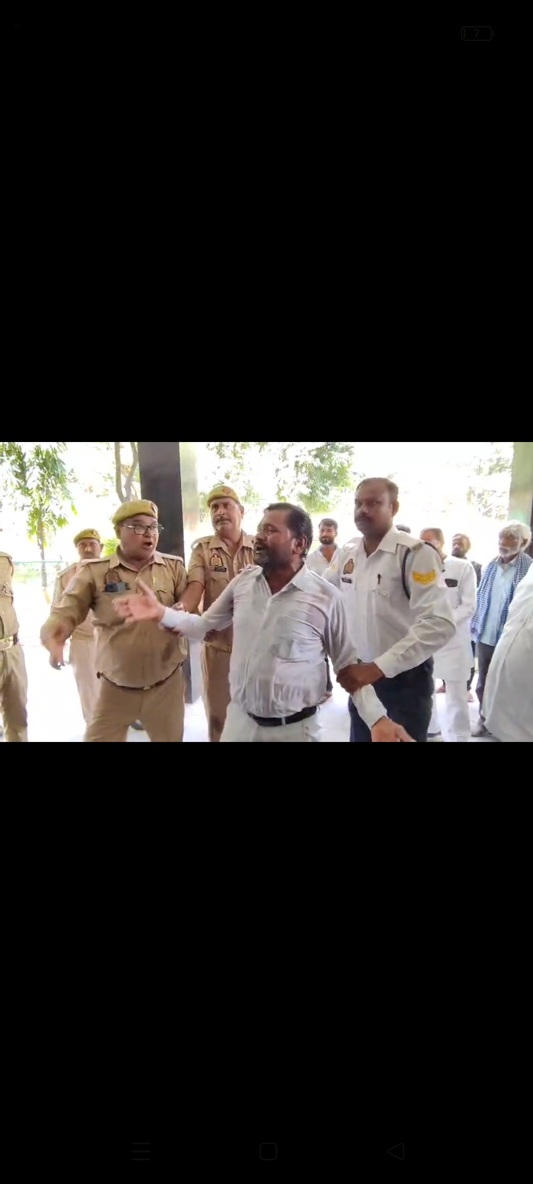 उन्नाव कलेक्ट्रेट गेट पर एक युवक ने ज्वलनशील पदार्थ डालकर आत्मदाह का प्रयास किया। मौके पर मौजूद सुरक्षाकर्मियों ने उसे बचाकर एडीएम सुशील गोंड के पास पहुंचाया। एडीएम के समझाने पर युवक शांत हुआ। युवक ने आरोप लगाया कि उसकी जमीन पर दबंगों ने कब्जा कर रखा है और शिकायतों के बावजूद समाधान नहीं हुआ।