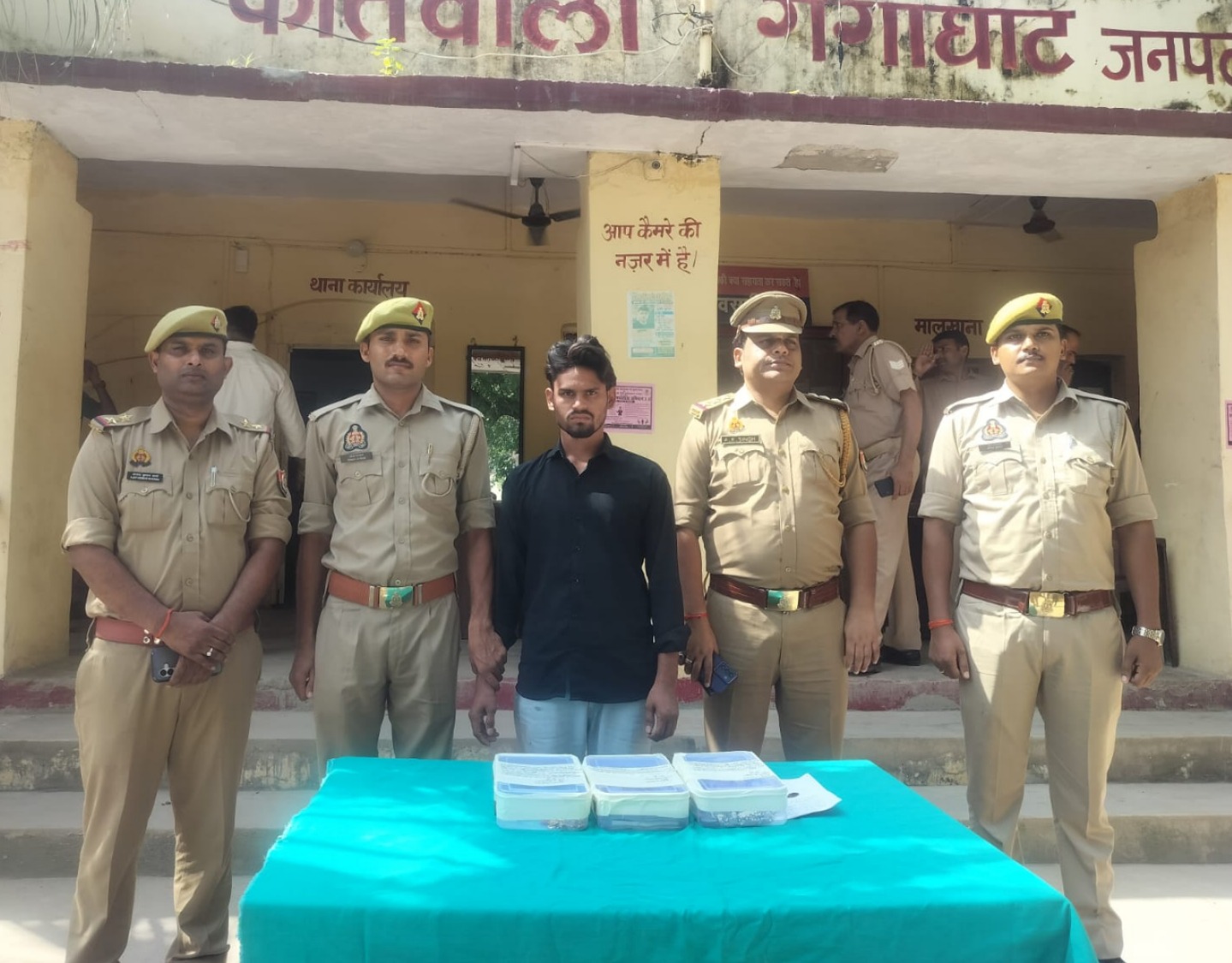 उन्नाव में गंगाघाट पुलिस ने चोरी का खुलासा करते हुए 19 वर्षीय हरीश त्रिवेदी को गिरफ्तार किया। पुलिस ने आरोपी के पास से करीब 20 लाख रुपये कीमत के सोने-चांदी के आभूषण और 2.50 लाख रुपये नकद बरामद किए। सीसीटीवी व अन्य साक्ष्यों के आधार पर आरोपी पकड़ा गया।
