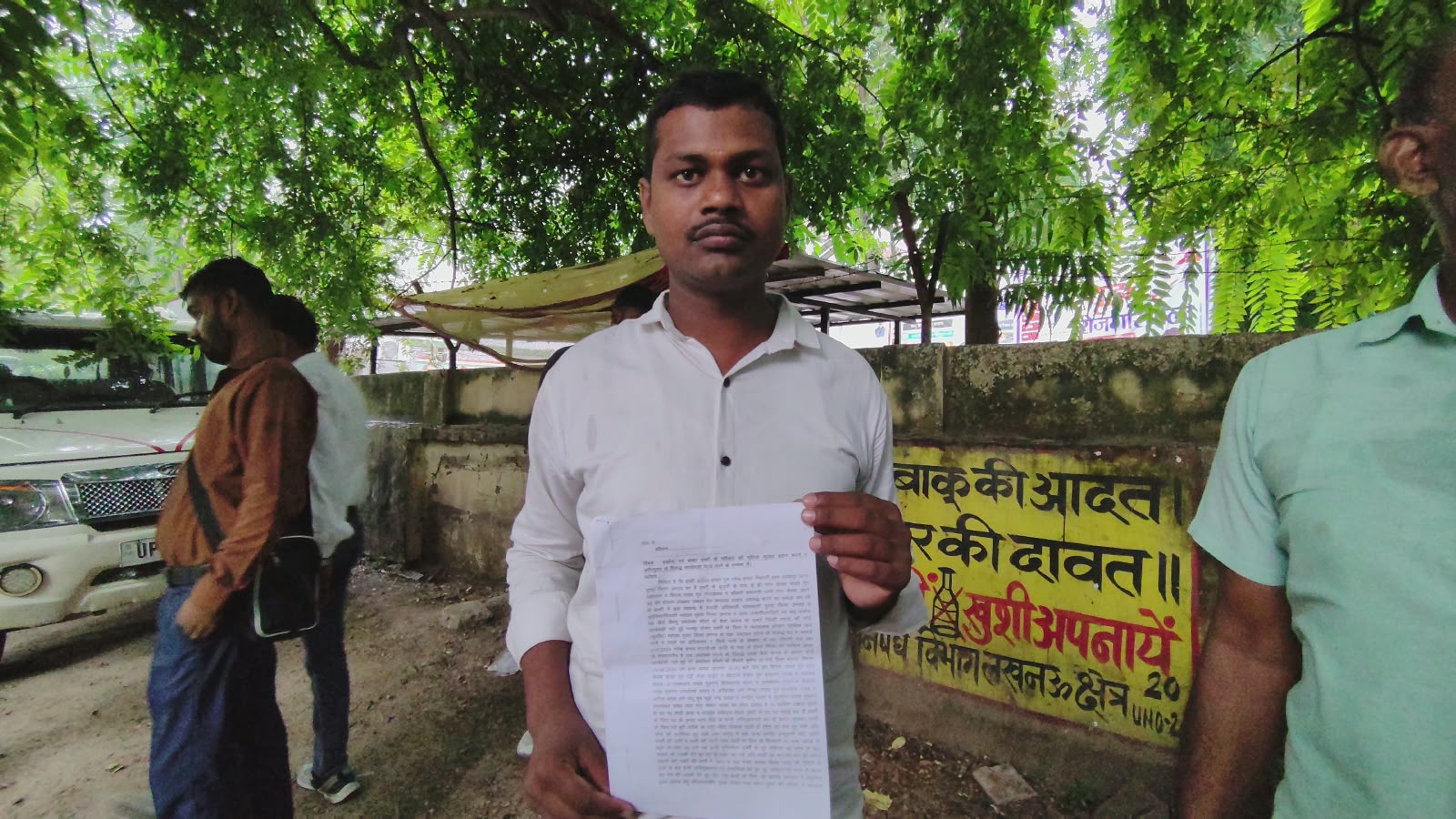 उन्नाव के पुरवा थाना क्षेत्र के धरमापुर गांव में अंकित रावत ने परिवार पर हमले और रास्ता अवरुद्ध करने के प्रयास का आरोप लगाया है। शिकायत के अनुसार 23 अगस्त को घर में घुसकर पिता नरेंद्र रावत से मारपीट की गई। पीड़ित ने पुलिस अधिकारियों से परिवार को सुरक्षा देने और कार्रवाई की मांग की है।