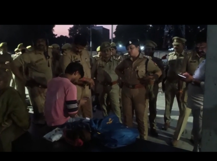 उन्नाव में मिशन शक्ति अभियान के तहत मंदिरों और रेलवे स्टेशनों पर पुलिस ने चेकिंग अभियान चलाया। इस दौरान सुरक्षा व्यवस्था का जायजा लेते हुए महिलाओं की सुरक्षा को लेकर जागरूकता बढ़ाई गई। सीओ सिटी विनी सिंह ने अभियान की जानकारी देते हुए सुरक्षा उपायों के बारे में बताया। #WomenSafety #BreakingNews