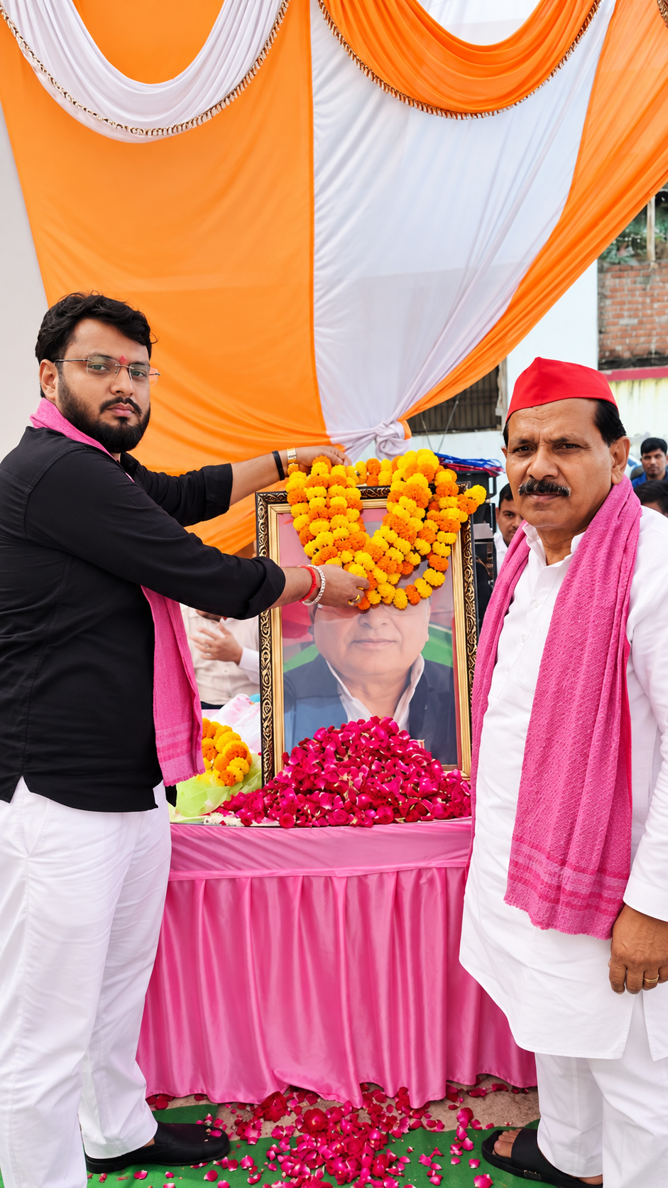 पूर्व मुख्यमंत्री व पूर्व रक्षा मंत्री माननीय मुलायम सिंह यादव जी के पुण्यतिथि पर जिला पंचायत सदस्य प्रतिनिधि डॉक्टर अजीत रावत ने पूर्व विधायक बांगरमऊ बदलू खान के साथ स्व.मुलायम सिंह यादव के चित्र पर श्रद्धा सुमन अर्पित किए