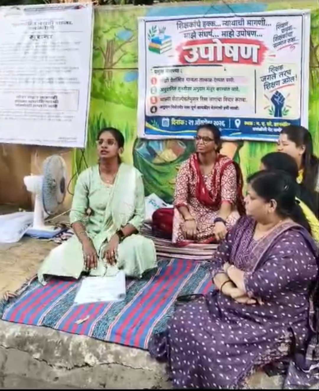 कळंबोली येथे१९ वर्षांच्या संघर्षानंतर अपर्णा थळे शिक्षिकेचे महाराष्ट्र शाळेविरोधात आमरण उपोषण; मनसे महिला आघाडी आक्रमक कळंबोली प्रतिनिधी| श्रीनाथ(गणेश) लाड|: महाराष्ट्र एज्युकेशन सोसायटीच्या कळंबोली येथील शाळेतील शिक्षिका अपर्णा थळे यांनी आपल्या न्याय्य हक्कांसाठी आणि नियमांच्या चौकटीत बसणाऱ्या मागण्यांच्या पूर्ततेसाठी २१ ऑक्टोबरपासून आमरण उपोषण सुरू केले आहे. तब्बल १९ वर्षे पाठपुरावा करूनही मागण्यांवर ठोस निर्णय होत नसल्याने अखेर उपोषणाचा मार्ग स्वीकारल्याचे त्यांनी सांगितले. दरम्यान, मनसे पनवेल महानगर महिला आघाडीच्या पदाधिकाऱ्यांनी गुरुवारी उपोषणस्थळी भेट देऊन शिक्षिका अपर्णा थळे यांच्या व्यथा जाणून घेतल्या. त्यांच्या मागण्या आणि संस्थेतील परिस्थिती समजून घेतल्यानंतर न्याय मिळवून देण्यासाठी त्यांच्या पाठीशी खंबीरपणे उभे राहण्याची भूमिका मनसे महिला आघाडीने घेतली. प्रश्न तातडीने मार्गी न लागल्यास मनसे स्टाईलने आंदोलन छेडण्याचा इशाराही यावेळी देण्यात आला.