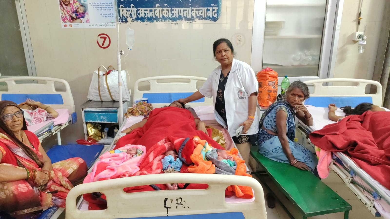 उन्नाव जिला महिला अस्पताल में एक महिला ने सिजेरियन ऑपरेशन से तीन बेटियों को जन्म दिया। राहत की बात यह है कि तीनों बच्चियां स्वस्थ हैं और प्रत्येक का वजन दो किलो से अधिक है। मां की हालत भी सामान्य है। तीन बेटियों के जन्म से परिवार में खुशी का माहौल है।