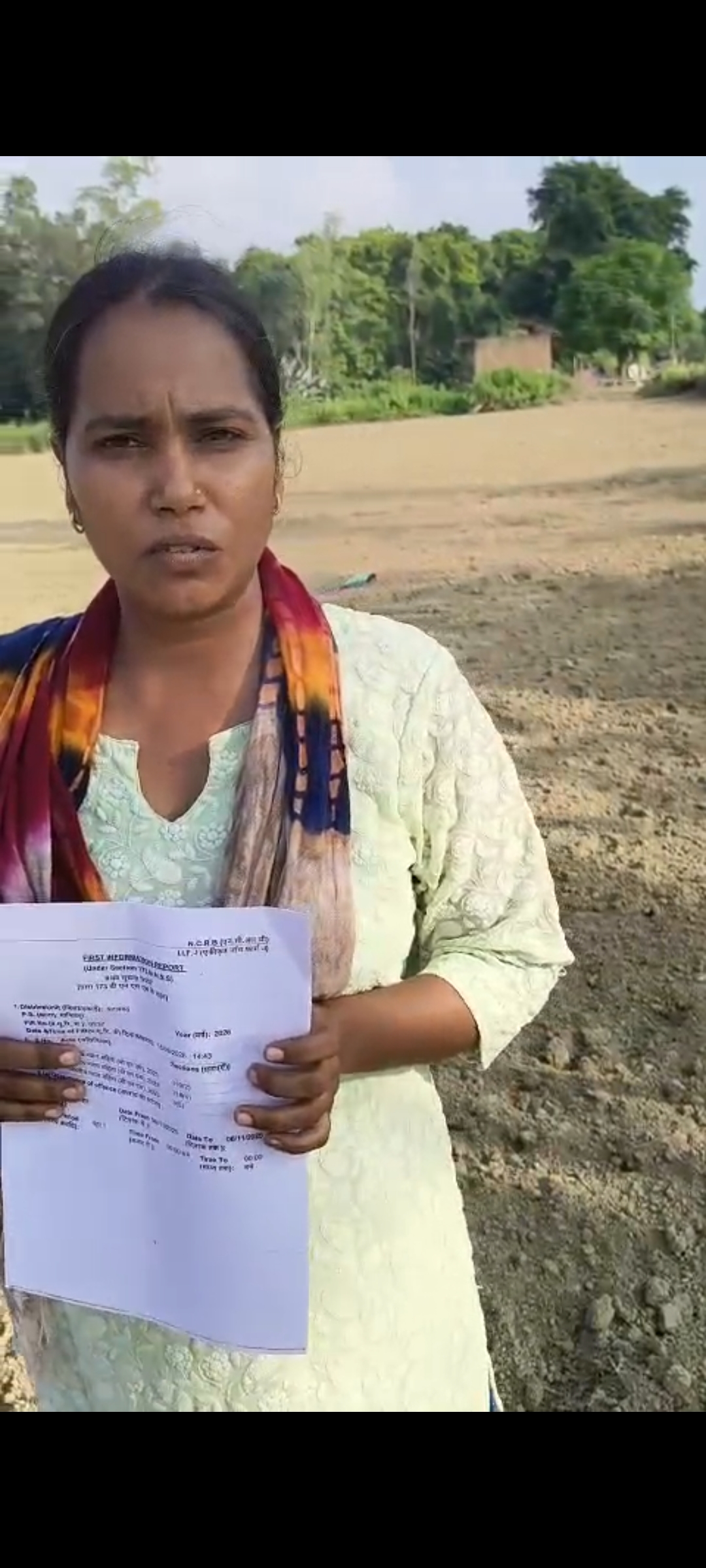 किसान निधि दिलाने के नाम पर करोड़ों की जमीन हड़पने का आरोप, महिला ने लगाई न्याय की गुहार Excerpt (खबर का संक्षिप्त विवरण): उत्तर प्रदेश के प्रतापगढ़ जिले के कुंडा क्षेत्र में किसान निधि दिलाने के नाम पर जमीन अपने नाम कराने और धोखाधड़ी के गंभीर आरोप सामने आए हैं। पीड़ित महिलाओं ने आरोप लगाया है कि भरोसे में लेकर उनकी कृषि भूमि का बैनामा करा लिया गया। मामले में पुलिस से शिकायत कर जमीन और संपत्ति की सुरक्षा तथा आरोपियों के खिलाफ कार्रवाई की मांग की गई है। 📰 खबर के मुख्य बिंदु - स्थान: कुंडा, प्रतापगढ़, उत्तर प्रदेश। - गंभीर आरोप: किसान निधि दिलाने का झांसा देकर कृषि भूमि अपने नाम कराने का आरोप। - पीड़ित पक्ष का दावा: जमीन की विरासत और बैनामे के मामले में धोखाधड़ी की गई। - पुलिस में शिकायत: पीड़ित पक्ष ने संबंधित थाने में शिकायत देकर कार्रवाई की मांग की है। - न्याय की मांग: पीड़ित परिवार ने जमीन और संपत्ति की सुरक्षा सुनिश्चित करने की गुहार लगाई है। - पुलिस कार्रवाई: मामले में शिकायत के आधार पर जांच और आवश्यक कानूनी कार्रवाई की मांग की गई है।
