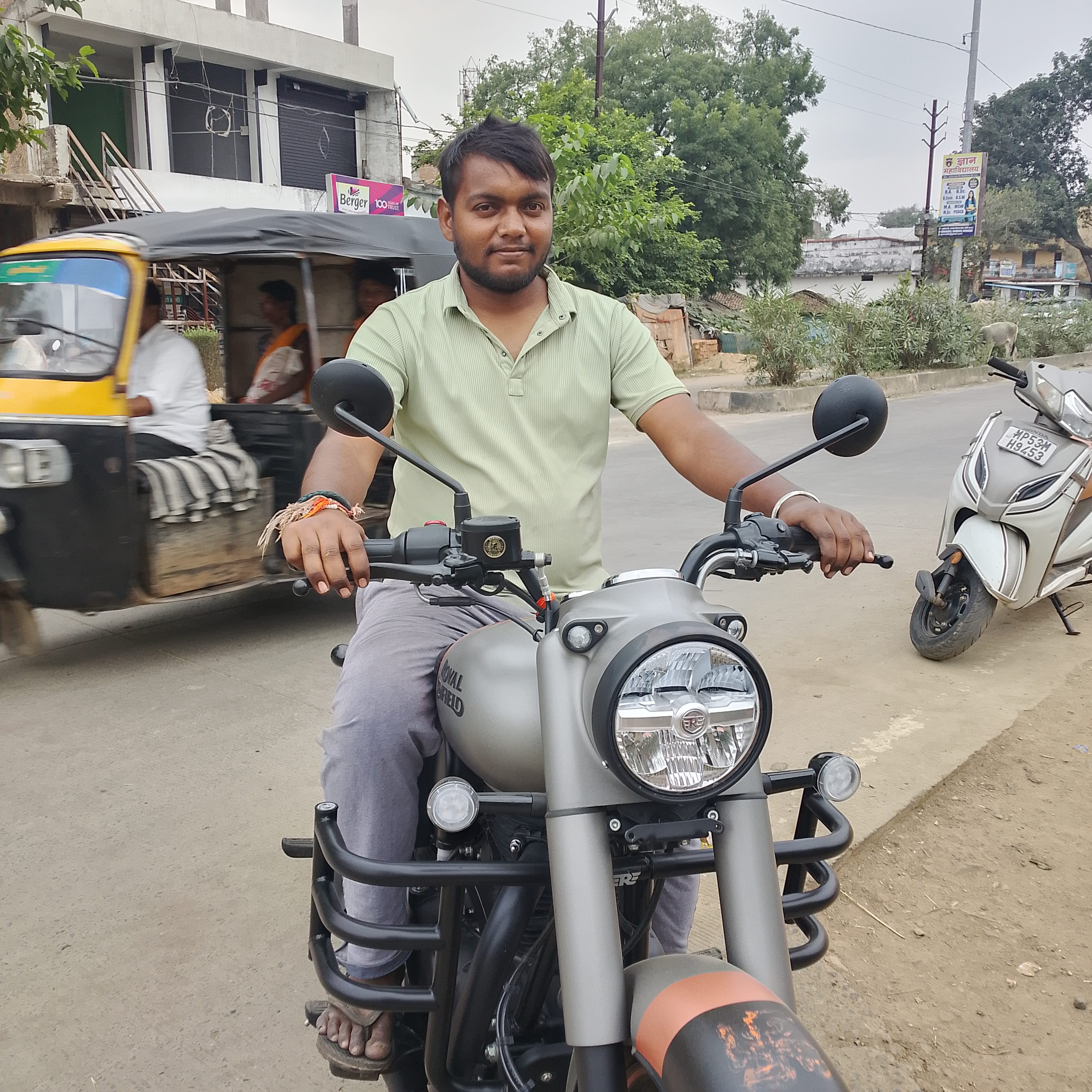 Aaj main bullet gadi ke sath photo khinchaya hu