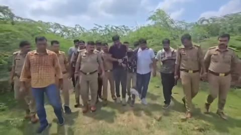 बांदा में नाबालिग के अपहरण और दुष्कर्म के प्रयास का 48 घंटे में खुलासा, पुलिस मुठभेड़ में दोनों आरोपी गिरफ्तार" बांदा नाबालिग बालिका के अपहरण और दुष्कर्म के प्रयास के मामले में बांदा पुलिस को बड़ी सफलता मिली है। थाना कोतवाली नगर, थाना मरका और एसओजी की संयुक्त टीम ने पुलिस मुठभेड़ के बाद दोनों आरोपियों को गिरफ्तार कर लिया। मुठभेड़ में मुख्य आरोपी एजाज के पैर में गोली लगी, जबकि दो पुलिसकर्मी भी घायल हुए हैं। पुलिस ने आरोपियों के कब्जे से अवैध तमंचा, कारतूस और घटना में प्रयुक्त ई-रिक्शा बरामद किया है। दोनों आरोपियों के खिलाफ संबंधित धाराओं में मुकदमा दर्ज कर आगे की विधिक कार्रवाई की जा रही है।